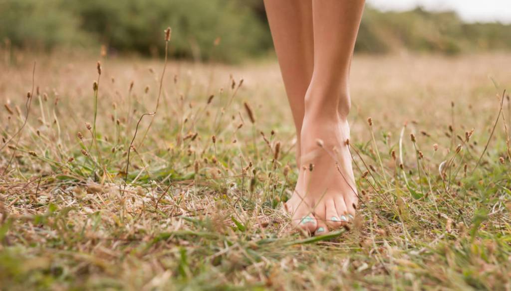 Camminare scalzi: il benessere dei piedi e non solo